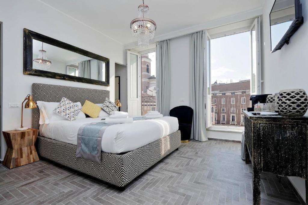 Habitación con cama extragrande y balcón